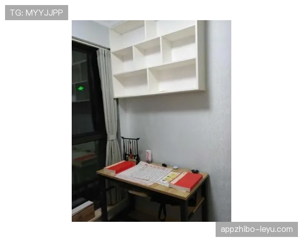 凯文·杜兰特酒店房间的鞋架能开一家店，我还在研究月底怎么付房租