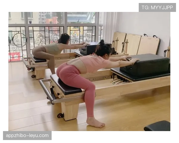 张楠训练完随手啃个鸡腿，这自律和放纵的切换也太真实了