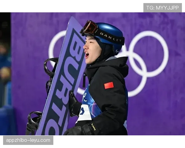 苏翊鸣又把训练服穿成潮牌秀场，拿着雪板我都怀疑他是在走秀