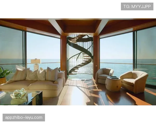 阿尔瓦雷斯居然拿几个豪宅对比普通人住的地方，差距太夸张了吧？